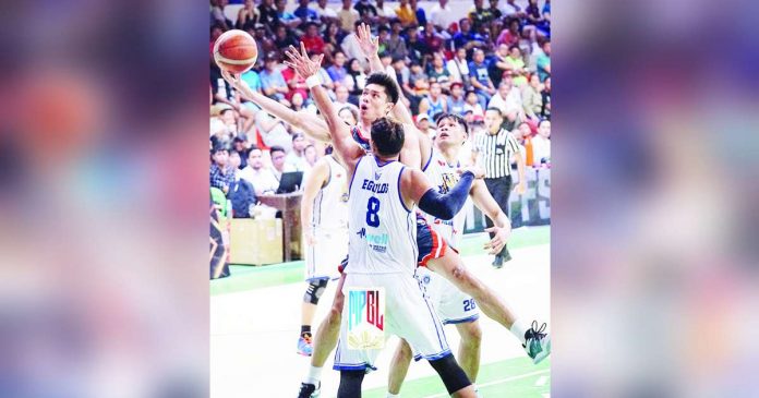 Iloilo United Royals’ Conrad Catapusan goes for a tough basket while being defended by Bacoor City Strikers’ Chito Jaime and Jhaymo Eguilos. MPBL PHOTO