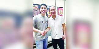Jeron Teng shook hands with San Miguel Corporation sports director Alfrancis Chua after signing a two-year deal with San Miguel Beermen. PHOTO COURTESY OF DANNY ESPIRITU