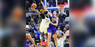 Phoenix Suns’ Drew Eubanks grabs the jersey of Golden State Warriors’ Gary Payton II as he attempts to stop the latter from scoring. PHOTO COURTESY OF JEFF CHIU/AP