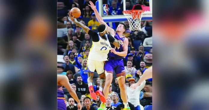 sports phoenix_superimposed Phoenix Suns’ Drew Eubanks grabs the jersey of Golden State Warriors’ Gary Payton II as he attempts to stop the latter from scoring. PHOTO COURTESY OF JEFF CHIU/AP