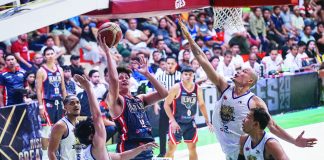 Joshua Flores of Iloilo United Royals goes for a layup amid the defense of Negrense Mark Yee of Bacoor City Strikers. MPBL PHOTO
