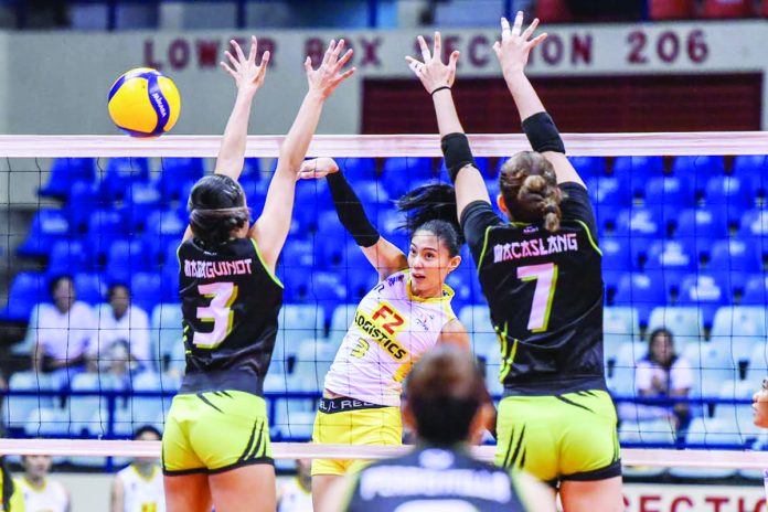 sports_lacsina_resized F2 Logistics Cargo Movers’ Ivy Lacsina scores against the defense of Nxled Chameleons’ Jhoanna Maraguinot. PVL PHOTO