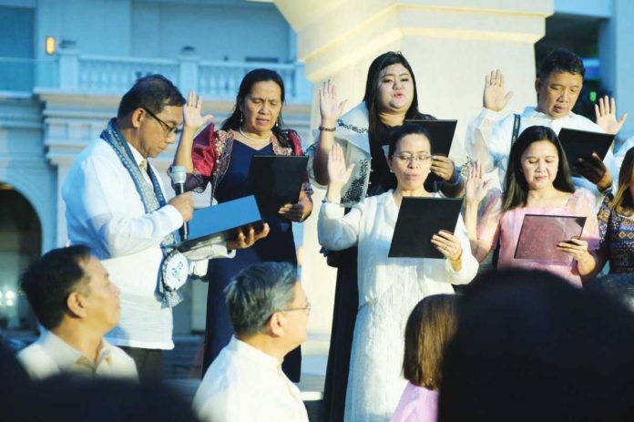 DOST_provl_directors_resized Department of Science and Technology (DOST) Secretary Renato U. Solidum Jr. administers the oath of office of the newly-installed DOST provincial directors.