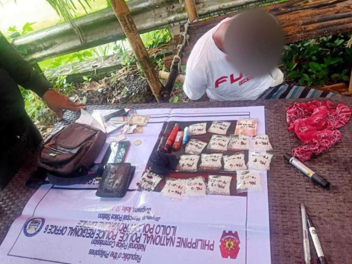 Drug_resized A drug suspect arrested for over P2 million worth of suspected shabu on Nov. 19 in Bingawan, Iloilo claimed receiving protection from unnamed local officials. PRO-6 PHOTO