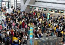 Passengers crowd check-in counters at the Ninoy Aquino International Terminal 3 in Pasay City following the resumption of operations after the temporary shutdown of Philippine airspace, on Jan. 2, 2023. INOUE JAENA/RAPPLER PHOTO