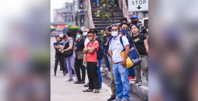 PH employment.JPG_superimposed Results of the Labor Force Survey for August 2023 showed that employed Filipinos increased to 48.07 million. File photo shows people waiting for buses after office hours in EDSA Mandaluyong. GEORGE CALVELO/ABS-CBN NEWS PHOTO