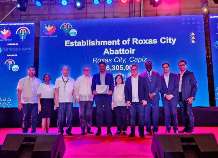 Roxas-abattoir_resized Mayor Ronnie Dadivas (fifth from left) received the Certificate of Eligibility for Funding from the World Bank to establish a Double A standard abattoir in Roxas City. RONNIE DADIVAS PHOTO