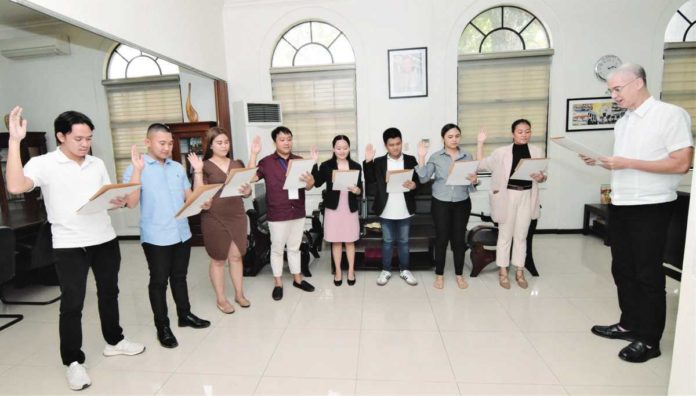 SK_pic_resized Gov. Eugenio Jose Lacson (rightmost) administers the oath of office the newly-elected officers of the Sangguniang Kabataan Federation of Negros Occidental led by its president, Mayvelyn Madrid (2nd from right). PROVINCIAL GOVERNMENT OF NEGROS OCCIDENTAL PHOTO