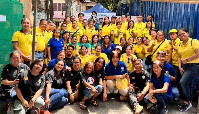 Suntrustees gamely posed with residents and officials of Brgy 886 in Sta Ana, Manila Suntrustees gamely posed with residents and officials of Brgy 886 in Sta Ana, Manila.