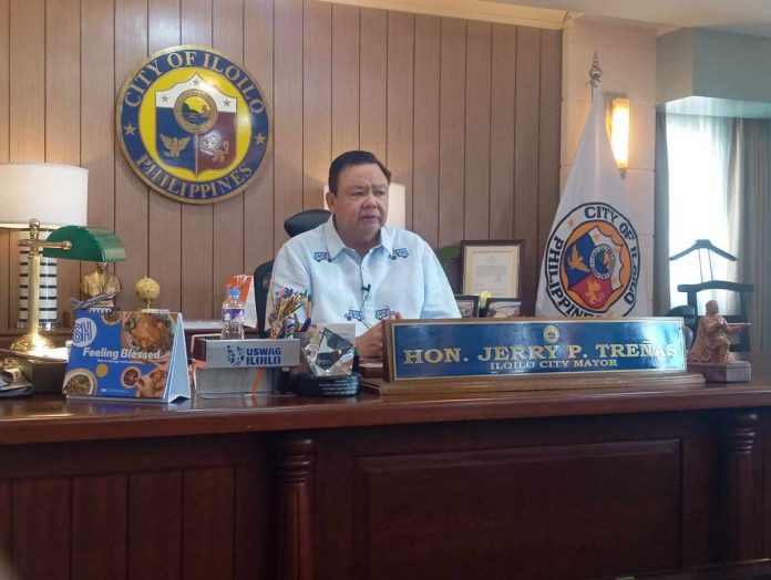 Treñas_resized UNITY IN SERVICE. Mayor Jerry Treñas emphasizes collaboration among elected barangay officials for the betterment of Iloilo City. MARY JOY CAVAÑAS/PN