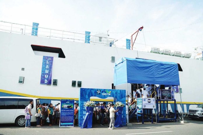 aquarium_tunnel_resized The Palawud Aquarium Tunnel at the M/V Capt. John B. Lacson Training Ship on Muelle Loney Street, Iloilo City is open until Nov. 26.