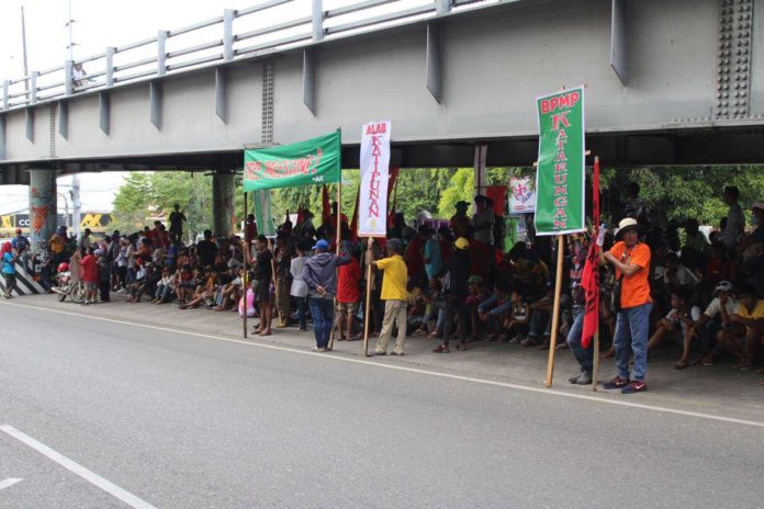 bonifacio_day_pic_resized Several cause-oriented groups celebrate Bonifacio Day on Monday, Nov. 27, by holding a rally under the Infante flyover in Molo, Iloilo City. AJ PALCULLO/PN