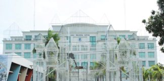 LAST MINUTE PREPARATIONS. Personnel from the General Services Office of the Iloilo provincial government are finalizing the Christmas light decorations at the provincial capitol grounds on Thursday, Nov. 30. A lighting ceremony is scheduled for tonight. AJ PALCULLO/PN