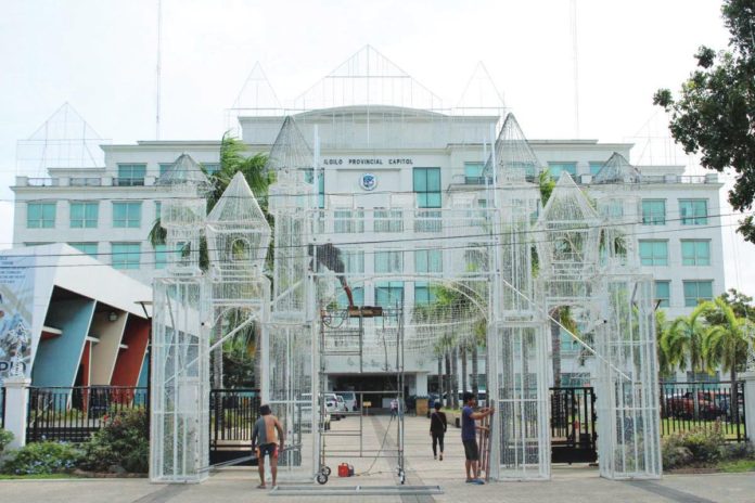 capitol_pic_resized LAST MINUTE PREPARATIONS. Personnel from the General Services Office of the Iloilo provincial government are finalizing the Christmas light decorations at the provincial capitol grounds on Thursday, Nov. 30. A lighting ceremony is scheduled for tonight. AJ PALCULLO/PN
