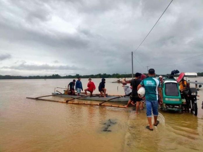 capiz_pic_resized Sigma Municipal Disaster Risk Reduction and Management Office prepositions rescue boats in the town’s barangays Dayhagon and Guintas on Tuesday, Nov. 21. SIGMA MDRRMO PHOTO