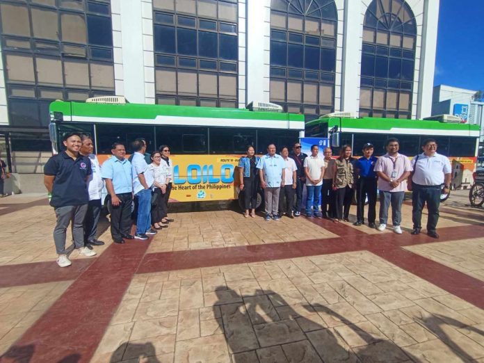 Mayor Jerry Treñas and United Nations Development Programme lead the turnover of two electric public utility vehicles to Aerostar1 Transport Multi-Purpose Cooperative on Monday, Nov. 6. MARY JOY CAVAÑAS/PN