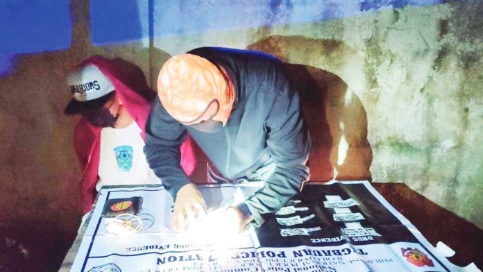 escaped_detainee_resized Photo shows the buy-bust operation against Jesry Manlapuz on Nov. 17. After his escape from the Tigbauan, Iloilo police station and subsequent surrender, he claimed the suspected shabu were planted. RADYO TODO ILOILO PHOTO
