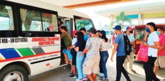 Passengers queue to board a modernized jeepney at the transport terminal in Barangay Tagbak, Jaro, Iloilo City. According to transport cooperatives in the city, their modern and traditional jeepneys are not joining next week’s nationwide transport strike. PN FILE