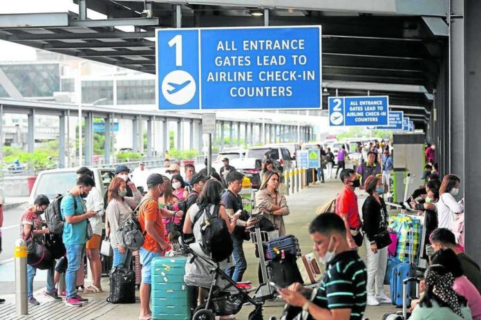 fuel_surcharge_resized For Level 7, airline passengers will pay a fuel surcharge of P219 to P739 for domestic flights and P722.71 to P5,373.69 for international flights. Photo shows passengers lining up at the departure area of Ninoy Aquino International Airport. INQUIRER FILE PHOTO