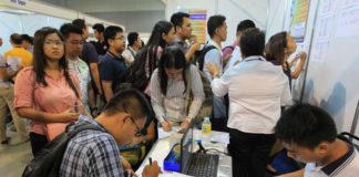 Ilonggo jobseekers apply for work at the Job and Migrants Fair in Casa Real de Iloilo in this file photo. PN PHOTO