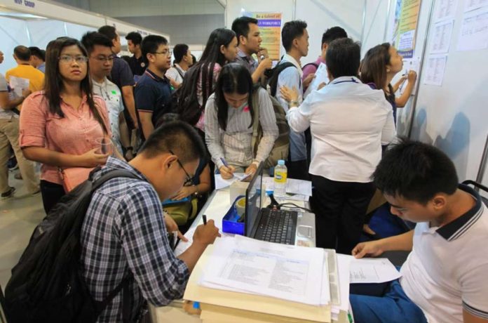labor_surveys_resized Ilonggo jobseekers apply for work at the Job and Migrants Fair in Casa Real de Iloilo in this file photo. PN PHOTO