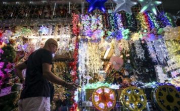 Vendors sell Christmas decorations along the streets of Divisoria in Manila. INQUIRER FILE PHOTO
