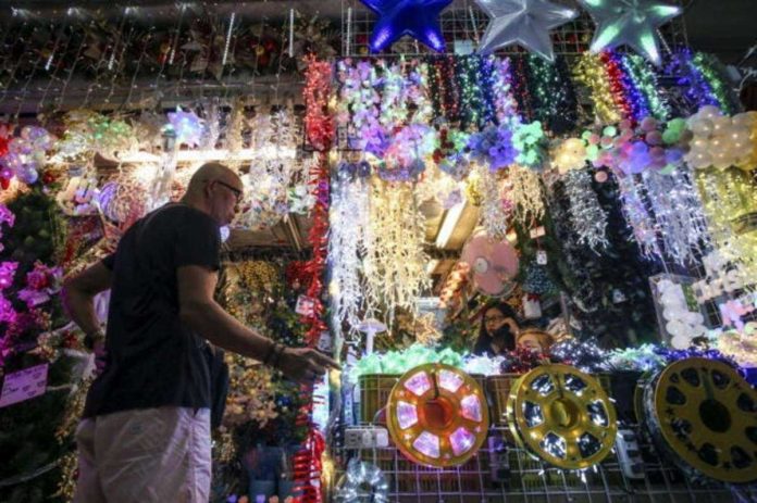 lights_resized Vendors sell Christmas decorations along the streets of Divisoria in Manila. INQUIRER FILE PHOTO