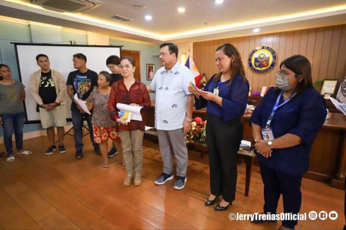 market_vendors_resized Mayor Jerry P. Treñas congratulates the 48 public market vendors for completing six sessions of training related to business operations and market management at the Uswag Negosyo Academy. JERRY TREÑAS FB PHOTO