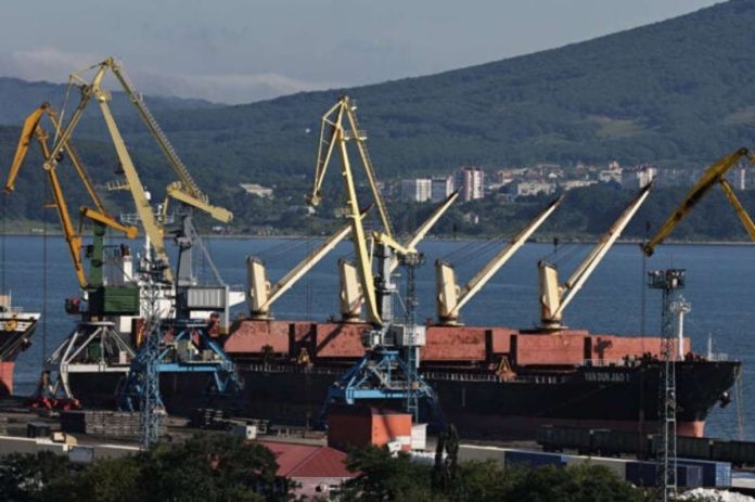 oil_prices_edge_up_resized A view shows the Yan Dun Jiao 1 bulk carrier in the Vostochny container port in the shore of Nakhodka Bay near the port city of Nakhodka, Russia in 2022. REUTERS/TATIANA MEEL/FILE PHOTO