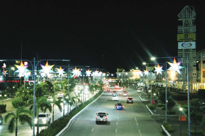 parols_pic.JPG_resized Iloilo City becomes more alive with vibrant colors from hundreds of rainbow Christmas parols to mark the Yuletide season. AJ PALCULLO/PN