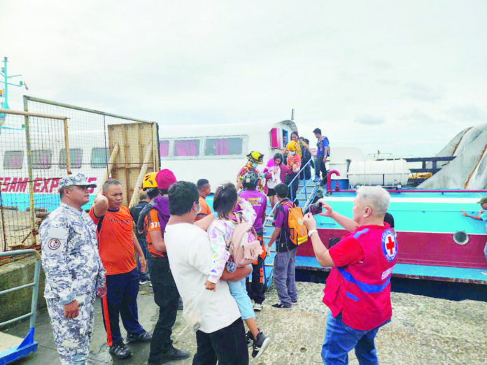 passengers_pic_resized The rescued passengers from a distressed fast craft are safely ferried aboard marine tugboats and Philippine Coast Guard patrol vessel BRP Kalanggaman going to Bredco Port in Bacolod City on Tuesday afternoon, Nov. 21. AUXILIARY CAPTAIN NOEL IMALAY PHOTO