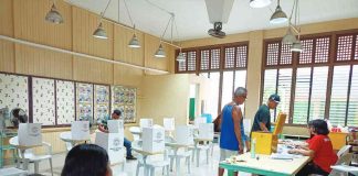 Electoral board members assist voters at a polling center in Iloilo Central Elementary School during the barangay and Sangguniang Kabataan elections on Monday, Oct. 30. AJ PALCULLO/PN