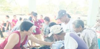 Senior citizen residents of a barangay in Concepcion, Iloilo receive clothes during a gift-giving activity. RAUL BANIAS FILE PHOTO