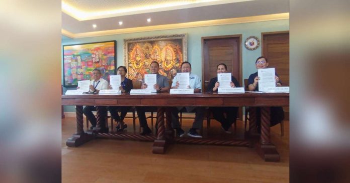 signing pic_superimposed The Iloilo City Government led by Mayor Jerry P. Treñas (4th from left) signs a P180-million loan agreement with the Development Bank of the Philippines for the construction of the city’s state-of-the-art AAA slaughterhouse on Monday, Nov. 6. MARY JOY CAVAÑAS/PN