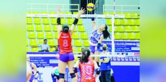 Negros ICC Blue Hawks’ Angel Mae Habacon goes for a tough hit against Rizal XentroMall Golden Coolers. MPVA PHOTO