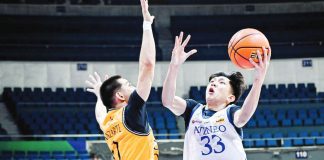 Negrense Raffy Celis of Ateneo de Manila University Blue Eagles attempts to score against Ivan Lazarte of University of Santo Tomas Growling Tigers. UAAP PHOTO