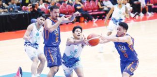 Phoenix Super LPG Fuel Masters’ Ricci Rivero and NLEX Road Warriors’ Matt Nieto fight for the loose ball. PBA PHOTO