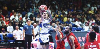 Magnolia Chicken Timplados Hotshots’ Jiovani Jalalon stretches for a layup. PBA PHOTO