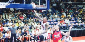 Barangay Ginebra San Miguel Kings’ Jamie Malonzo evades the defense of Rain or Shine Elasto Painters’ Rey Mark Belo for an inside hit. PBA PHOTO