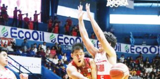 Mapua University Cardinals’ Paolo Hernandez dishes a pass after being trapped by the defense of a San Beda University Red Lions player. PHOTO COURTESY OF NCAA/GMA SPORTS
