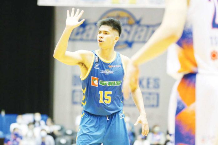 sports_kiefer_resized Kiefer Ravena tallies 16 points in Shiga Lakes’ victory over Aomori Wat’s. PHOTO COURTESY OF SHIGA LAKES