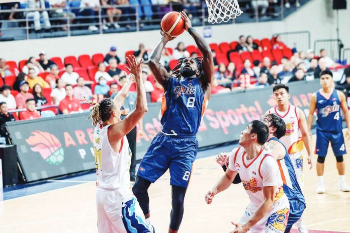 sports_meralco_resized Meralco Bolts’ Suleiman Braimoh attacks the defense of Rain or Shine Elasto Painters’ Keith Datu and Rey Mark Belo for an inside hit. PBA PHOTO