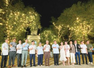 Amid dazzling Christmas lights at Iloilo City’s Sunburst Park, the following men and women of consequence gather to welcome the holiday season (from left): Mr. Enrico Jacomille, Board of Director, Bombo Radyo Philippines; Mr. Dante Javellana, Board of Director, Queenbank; Councilor Rudolph Ganzon; Mr. Rogelio C. Florete Jr., President and Chief Executive Officer of Flo Water Resources Iloilo, Inc. and Florete Land, Inc.; Vice Mayor Jeffrey Ganzon; Mrs. Imelda C. Florete, President of R. Florete Pawnshop & Jewelry; Dr. Rogelio M. Florete, Chairman of the Florete Group of Companies; Mayor Jerry Treñas; Cong. Julienne Baronda; Ms. Raisa Treñas; Sangguniang Kabataan Federation President Jelma Crystel Implica; Councilor Sedfrey Cabaluna; Councilor Uriminico Baronda Jr.; and Councilor Miguel Treñas.