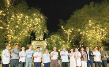 Amid dazzling Christmas lights at Iloilo City’s Sunburst Park, the following men and women of consequence gather to welcome the holiday season (from left): Mr. Enrico Jacomille, Board of Director, Bombo Radyo Philippines; Mr. Dante Javellana, Board of Director, Queenbank; Councilor Rudolph Ganzon; Mr. Rogelio C. Florete Jr., President and Chief Executive Officer of Flo Water Resources Iloilo, Inc. and Florete Land, Inc.; Vice Mayor Jeffrey Ganzon; Mrs. Imelda C. Florete, President of R. Florete Pawnshop & Jewelry; Dr. Rogelio M. Florete, Chairman of the Florete Group of Companies; Mayor Jerry Treñas; Cong. Julienne Baronda; Ms. Raisa Treñas; Sangguniang Kabataan Federation President Jelma Crystel Implica; Councilor Sedfrey Cabaluna; Councilor Uriminico Baronda Jr.; and Councilor Miguel Treñas.