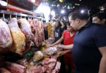 House Speaker Martin Romualdez checks on the meat section of the Farmers Market in Quezon City on Monday, Nov. 27. Romualdez made the rounds with Deputy Majority Leader Erwin Tulfo (partly hidden) to ensure that prices of basic commodities are within the limits of suggested retail prices as the holidays are approaching. PNA PHOTO