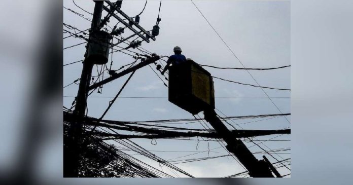 Electric consumers can expect a reduction of transmission charges on second quarter of 2024. Photo shows a lineman working on electrical posts at a street in Mandaluyong. GEORGE CALVELO, ABS-CBN NEWS/FILE PHOTO