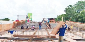 The Department of Labor and Employment is calling on private employers to comply with the P30 minimum wage hike in Western Visayas. Photo shows workers doing manual labor at a construction site in Iloilo province. PN FILE PHOTO