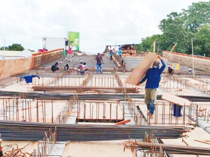 workers_pic_resized The Department of Labor and Employment is calling on private employers to comply with the P30 minimum wage hike in Western Visayas. Photo shows workers doing manual labor at a construction site in Iloilo province. PN FILE PHOTO