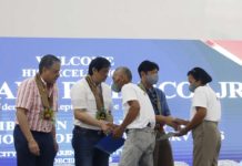 ‘Best Christmas gift’ President Marcos to ARBs: ‘Make use of your lands’ Two agrarian reform beneficiaries receive Certificates of Land Ownership Awards during the distribution led by President Ferdinand Marcos Jr. in Passi City, Iloilo on Monday, Dec. 11. PNA PHOTO BY ALFRED FRIAS