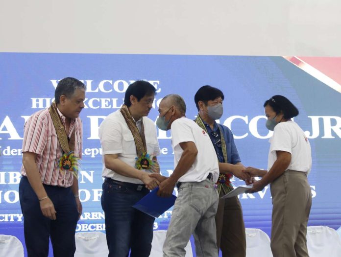 CLOA_1_resized Two agrarian reform beneficiaries receive Certificates of Land Ownership Awards during the distribution led by President Ferdinand Marcos Jr. in Passi City, Iloilo on Monday, Dec. 11. PNA PHOTO BY ALFRED FRIAS
